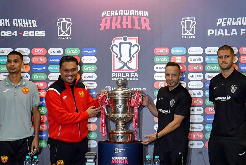 Ketua Jurulatih Selangor FC Nidzam Jamil (dua,kiri) bersama ketua pasukan Selangor FC Safwan Baharudin (kiri) menjulang Piala FA bersama Penolong Jurulatih JDT Jose Lopez (dua dari kanan) dan Pemain JDT Junior Eldstal (kanan) pada sidang media menjelang perlawanan akhir Piala FA 2024 di Stadium Nasional Bukit Jalil Kuala Lumpur, hari ini. Foto Bernama