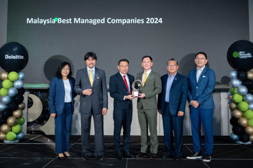 Pengarah Urusan dan Ketua Pegawai Eksekutif (CEO) Kumpulan LBS, Datuk Wira Joey Lim Hock Guan (tiga kanan) telah menerima anugerah tersebut daripada CEO Deloitte Malaysia, Yee Wing Peng (tiga kiri)