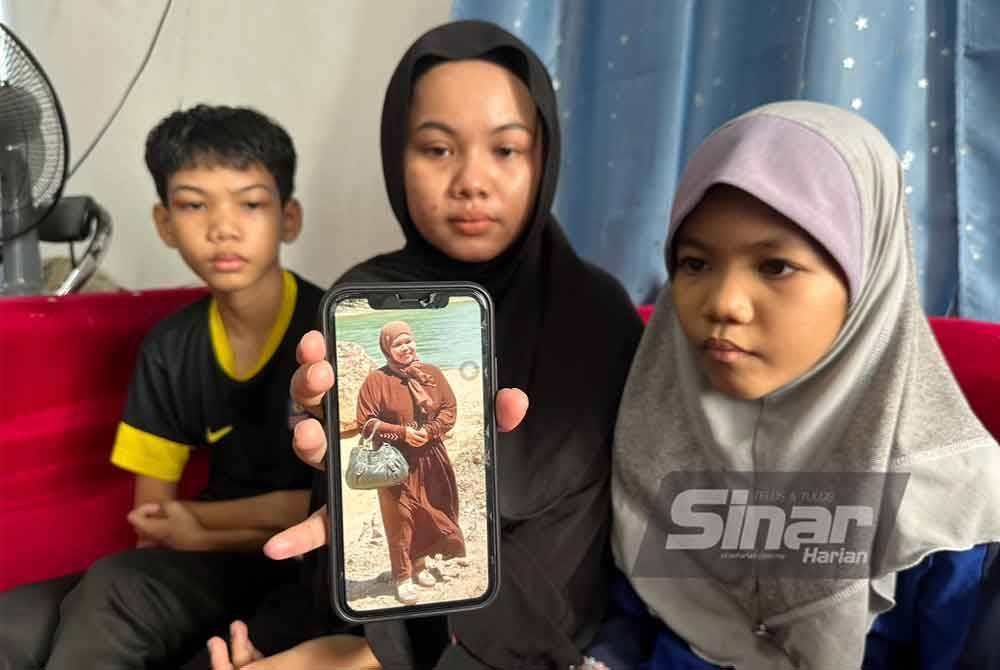 Nurul Natasha Elias (tengah) menunjukkan gambar Marhaizuna. Foto Sinar Harian/ADILA SHARINNI WAHID