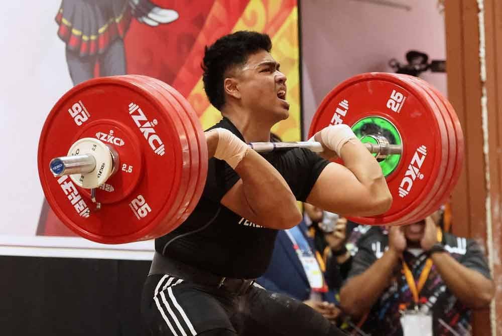 Aksi Atlet muda Terengganu, Muhammad Izzan Ismadi berjaya memecah rekod kebangsaan sekali gus memenangi pingat emas dalam acara Angkat Berat lelaki dengan angkatan seberat 313 kg di Dewan Sukan Tan Sri Datuk Amar Stephen Kalong Ningkan pada Jumaat. Foto Bernama