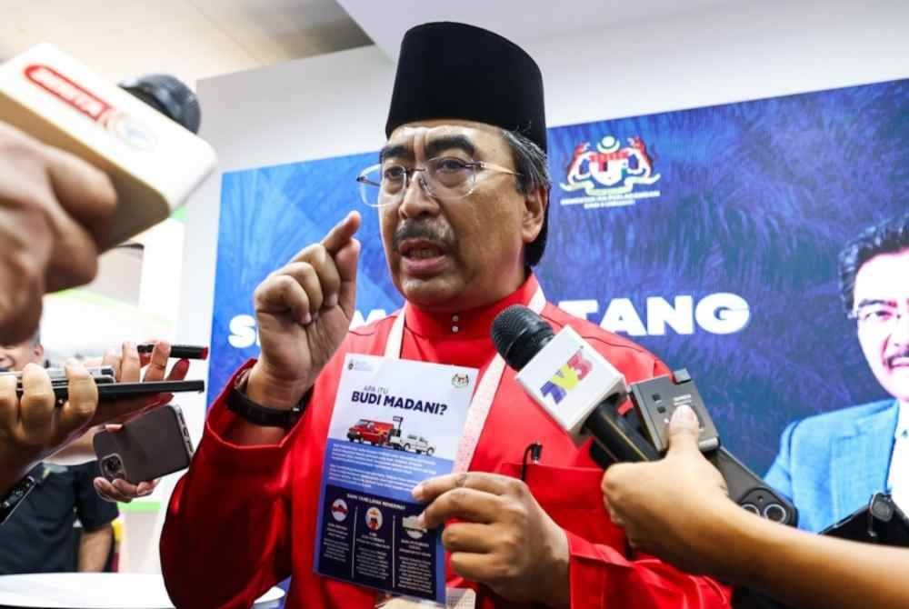 Menteri Perladangan Dan Komoditi Datuk Seri Johari Abdul Ghani mengadakan lawatan ke reruai Kementerian Perladangan dan Komoditi selepas menghadiri Perhimpunan Agung UMNO 2024 di Dewan Merdeka pada Jumaat. Foto Bernama