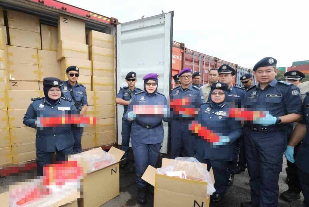 Anis Rizana (tiga dari kanan) menunjukkan antara rokok putih yang dirampas pihaknya ketika sidang akhbar di Wisma Kastam, Pulau Indah pada Jumaat.