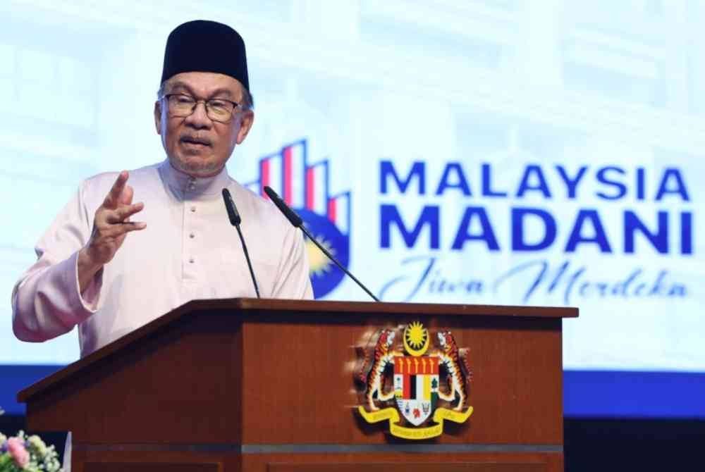 Anwar ketika menyampaikan amanat pada Majlis Amanat Bersama Warga Penguatkuasa KPDN dan Pelancaran Portal Ihsan Madani di Pusat Konvensyen Antarabangsa Putrajaya (PICC) pada Jumaat. Foto Bernama