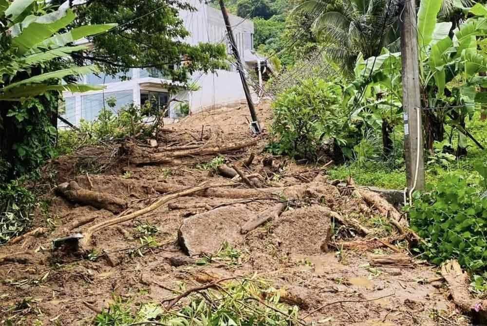 Keadaan tanah runtuh yang menimbus rumah di Soi Patak 2 di belakang Wat Kittisangkharam di Daerah Mueang susulan hujan lebat di Phuket - Foto: Agensi