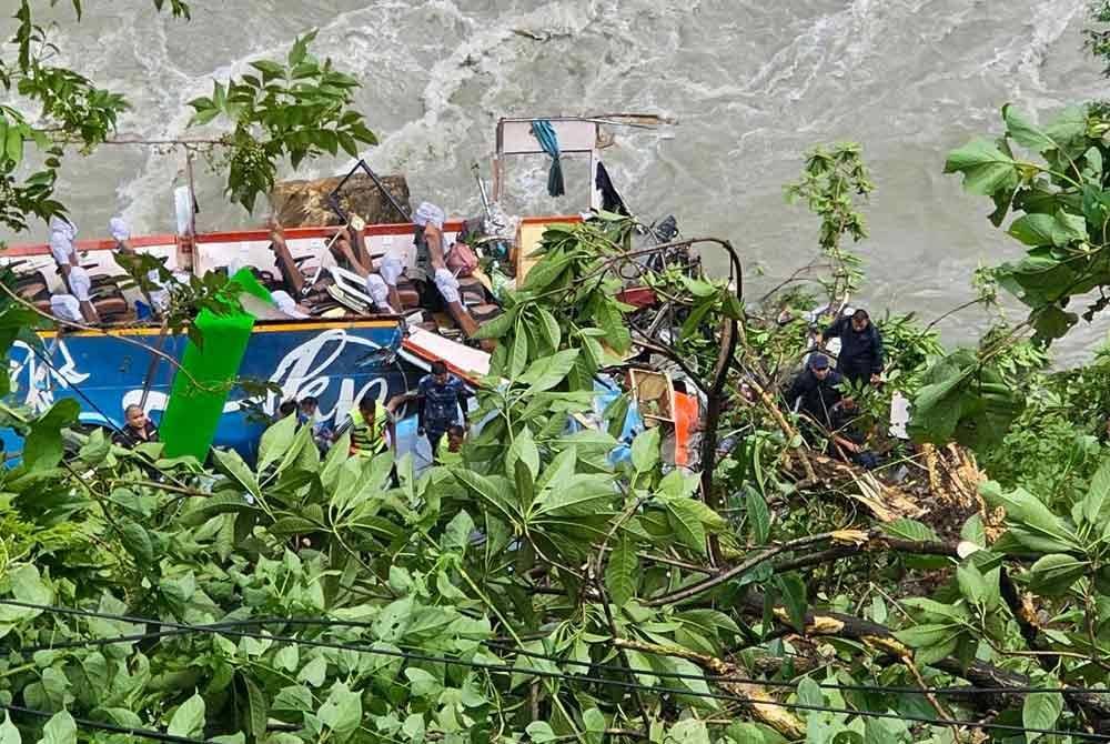 Anggota penyelamat melakukan kerja-kerja menyelamat di lokasi nahas sebuah bas yang membawa penumpang India terjunam ke dalam sungai Marsyangdi di daerah Tanahun Nepal pada Jumaat - Foto: AFP