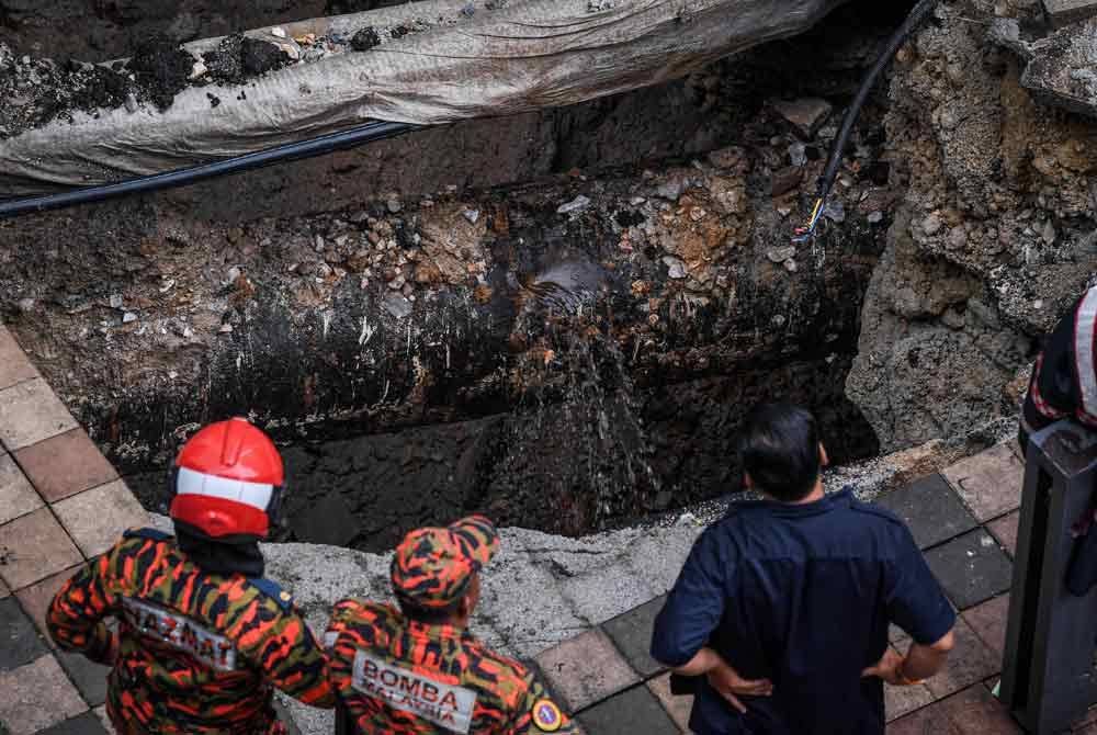 Anggota JBPM serta Angkatan Pertahanan Awam Malaysia giat menjalankan kerja-kerja mengeluarkan mangsa yang merupakan seorang pelancong. Foto Bernama