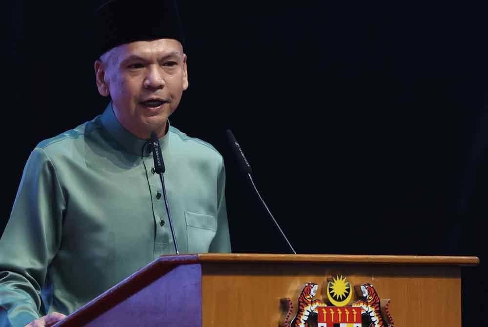 Menteri Perdagangan Dalam Negeri dan Kos Sara Hidup (KPDN) Datuk Armizan Mohd Ali ketika berucap pada Majlis Amanat Bersama Warga Penguat Kuasa KPDN dan Pelancaran Portal IHSAN MADANI di Pusat Konvensyen Antarabangsa Putrajaya (PICC) pada Jumaat. Foto Bernama