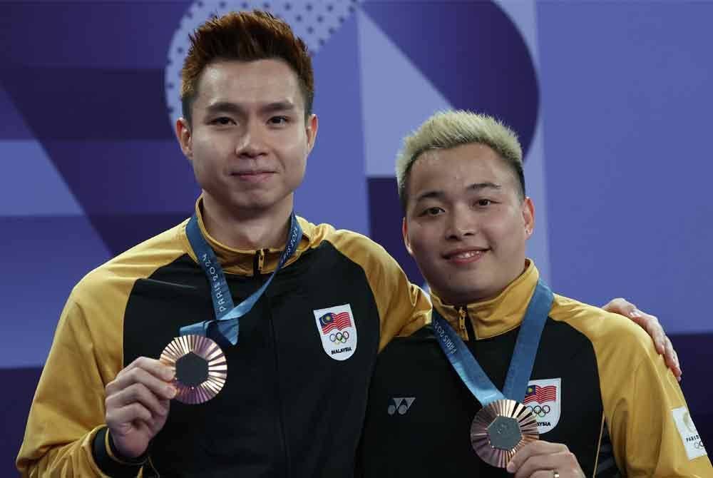 Aaron-Wooi Yik menandatangani kontrak untuk kekal di bawah naungan Persatuan Badminton Malaysia (BAM). Foto Bernama