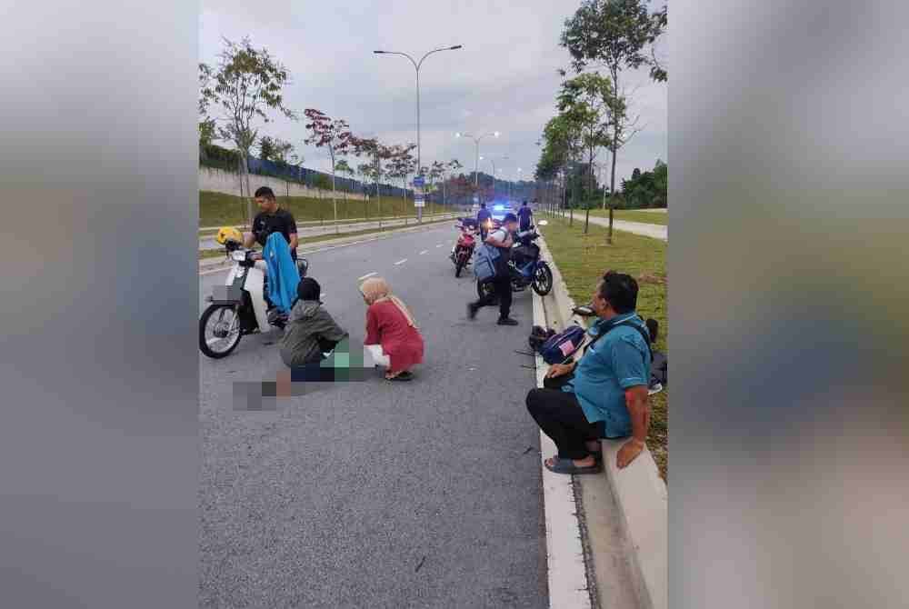 Kanak-kanak perempuan parah motosikal langgar lubang.