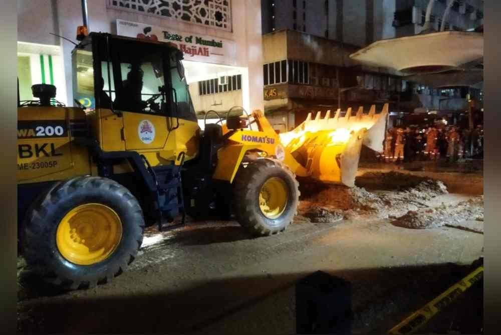 Keadaan di lokasi kejadian tanah jerlus di Jalan Masjid India, pada jam 11 malam.