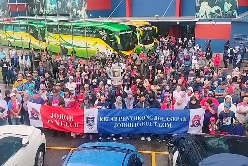 Penyokong JDT berkumpul di Stadium Tan Sri Dato’ Haji Hassan Yunos, Larkin, untuk menaiki bas ke Stadium Nasional Bukit Jalil, Kuala Lumpur, pagi Sabtu.