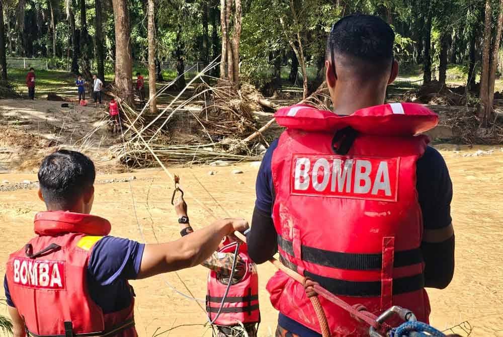 Pihak JBPM sedang berusaha untuk mencari laluan selamat bagi mengeluarkan mangsa yang terperangkap semasa menginap dan berkhemah di tapak rekreasi Risda Eco Park, Ulu Slim, Tanjung Malim.