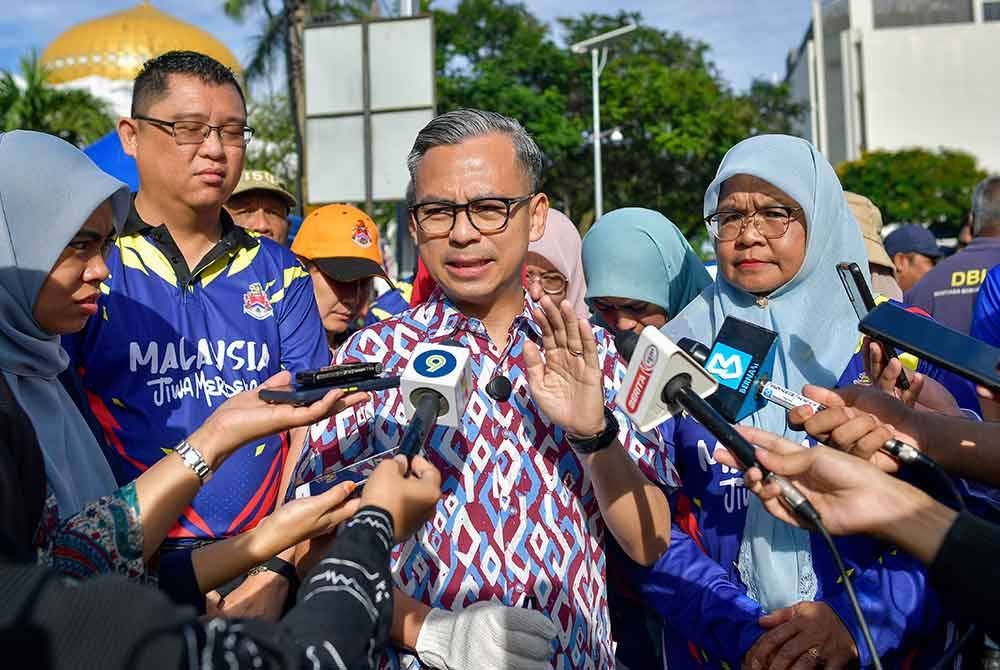 Fahmi (dua dari kanan) ketika ditemui media pada program Gotong-Royong Mega Merdeka Wilayah Persekutuan Kuala Lumpur di Bangsar, pada Sabtu.
Turut sama, Datuk Bandar Kuala Lumpur, Datuk Seri Maimunah Mohd Sharif (kanan). Foto Bernama