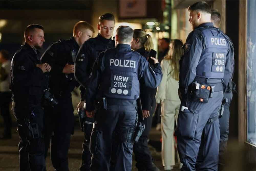 Anggota polis menjalankan siasatan di lokasi serangan bersenjatakan pisau di bandar Solingen, barat Jerman.