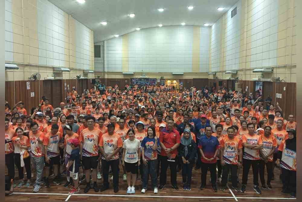 Nie Ching (tengah) bersama peserta para program Johor Jaya Run 2024 di Dewan Raya Bandar Seri Alam, Pasir Gudang pada Sabtu.