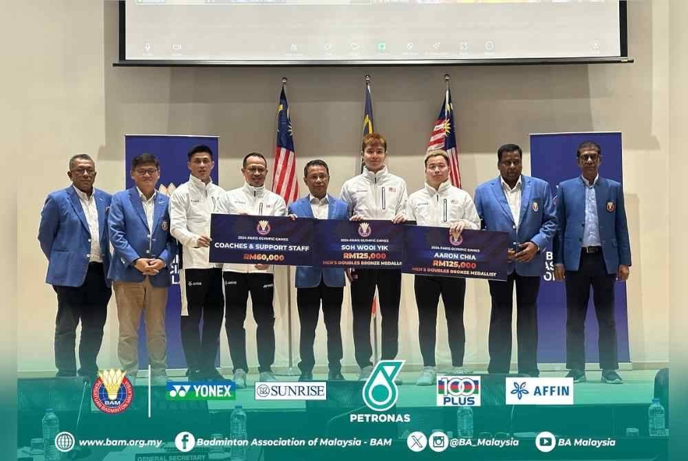 Aaron Chia dan Soh Wooi Yik menerima RM125,000 seorang daripada Persatuan Badminton Malaysia (BAM) sebagai ganjaran membawa pulang pingat gangsa di Sukan Olimpik Paris 2024 baru-baru ini. Foto Facebook BAM