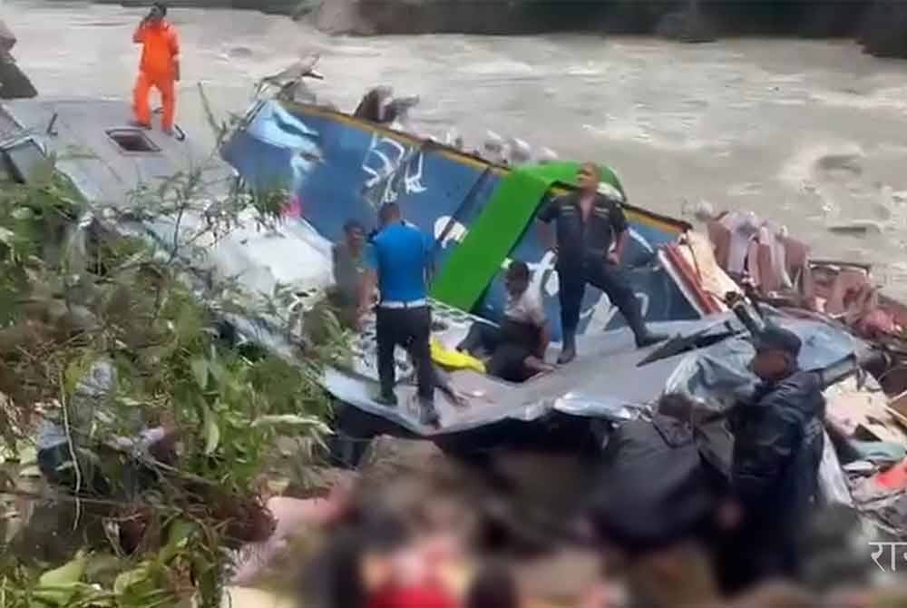 Bas dalam perjalanan dari Pokhara di Nepal menuju ke ibu negara Kathmandu itu membawa 43 pelancong India sebelum terjatuh 150 meter ke dalam sungai Marsyangdi pada Jumaat.