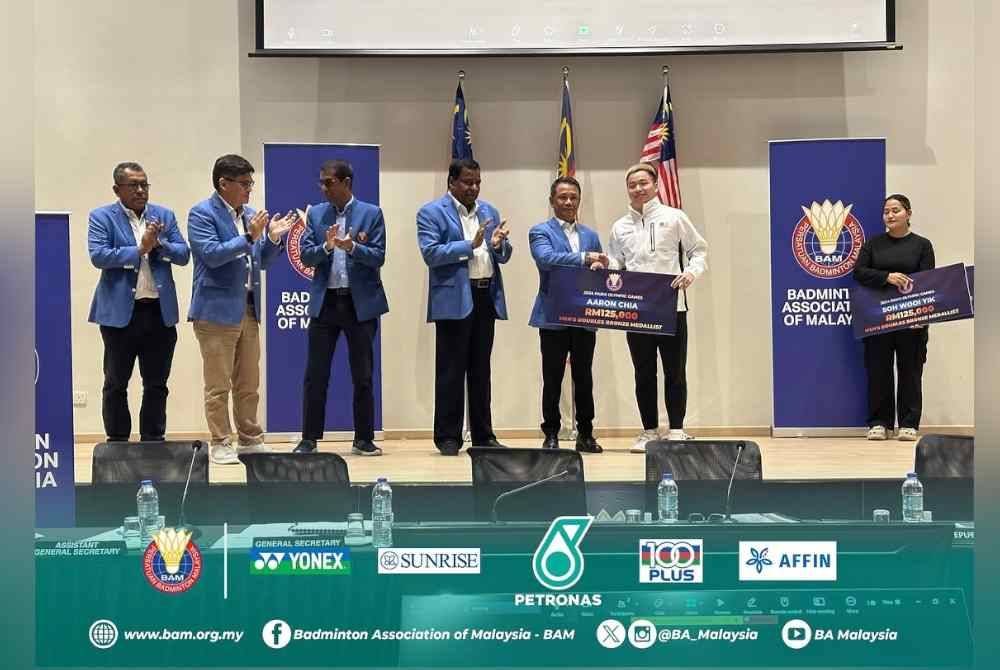 Aaron ketika majlis penyerahan ganjaran BAM di Akademi Badminton Malaysia (ABM) di sini pada Sabtu. Foto Facebook BAM