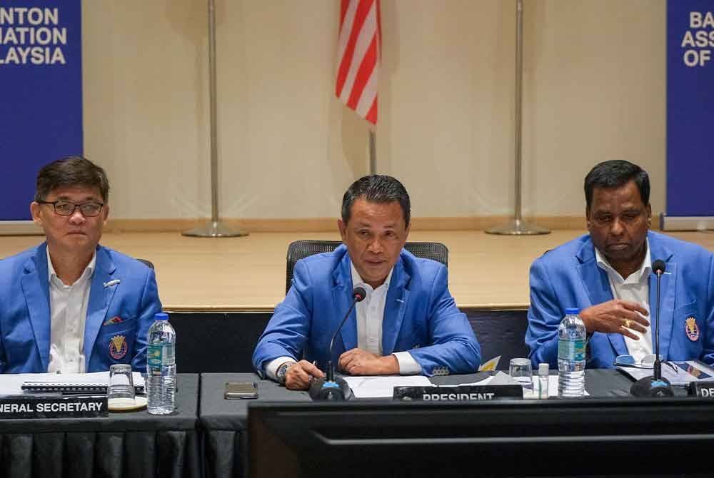 Presiden BAM, Tan Sri Mohamad Norza Zakaria (tengah) bercakap pada Mesyuarat Majlis Persatuan Badminton Malaysia (BAM) di Akademi Badminton Malaysia, Bukit Kiara pada Sabtu. Foto Bernama