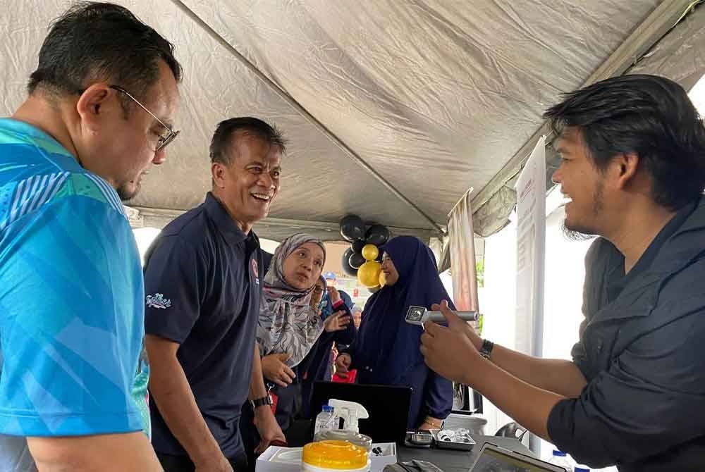 Dr Zaini (dua dari kiri) melawat gerai pameran pada Karnival Promosi Kesihatan, Hari Terbuka Hospital Kluster Kelantan Barat dan Program Kelantan Sihat Peringkat Hospital Tanah Merah pada Sabtu.