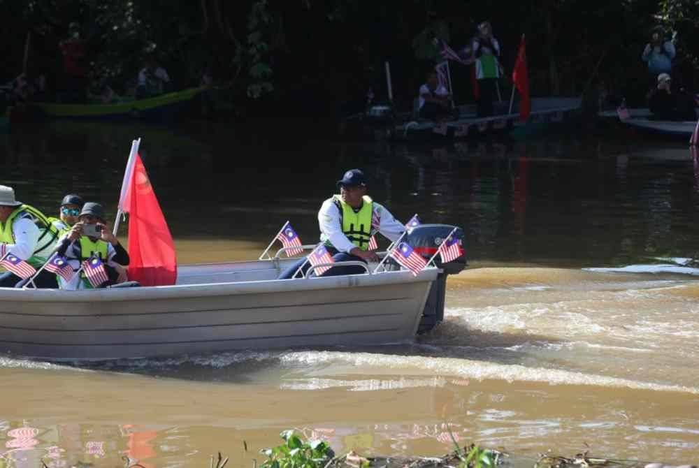 Sanusi menyemudi bot menyelusuri Sungai Kedah sempena sambutan Hari Kebangsaan ke-67.