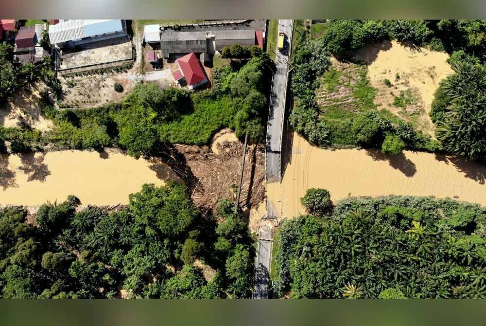 Pemandangan jambatan lama sungai slim yang runtuh akibat kejadian kepala air petang semalam ketika tinjauan, pada Sabtu. Foto Bernama