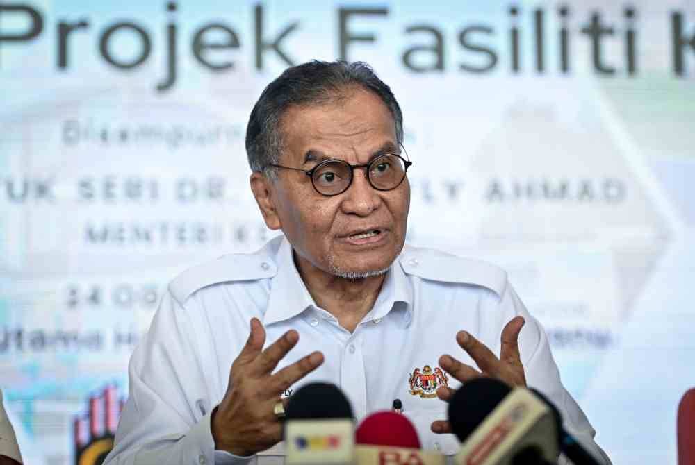 Dr Dzulkefly ketika berucap pada Majlis Penyerahan Projek Fasiliti Kesihatan Hospital Dungun, Klinik Kesihatan Paya Datu dan Klinik Kesihatan Kota Putera di Hospital Dungun hari ini. Foto Bernama