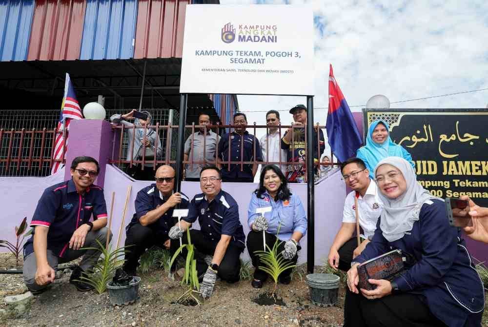 Lih Kang (duduk tiga dari kiri), menanam pokok orkid sebagai simbolik semasa Majlis Pelancaran Kampung Angkat MADANI MOSTI 2024, di Masjid. Jamek Kampung Tekam Pogoh 3, pada Sabtu. Turut hadir Ahli Dewan Undangan Negeri (ADUN) Kemelah, N Saraswati (duduk empat, kiri). Foto Bernama