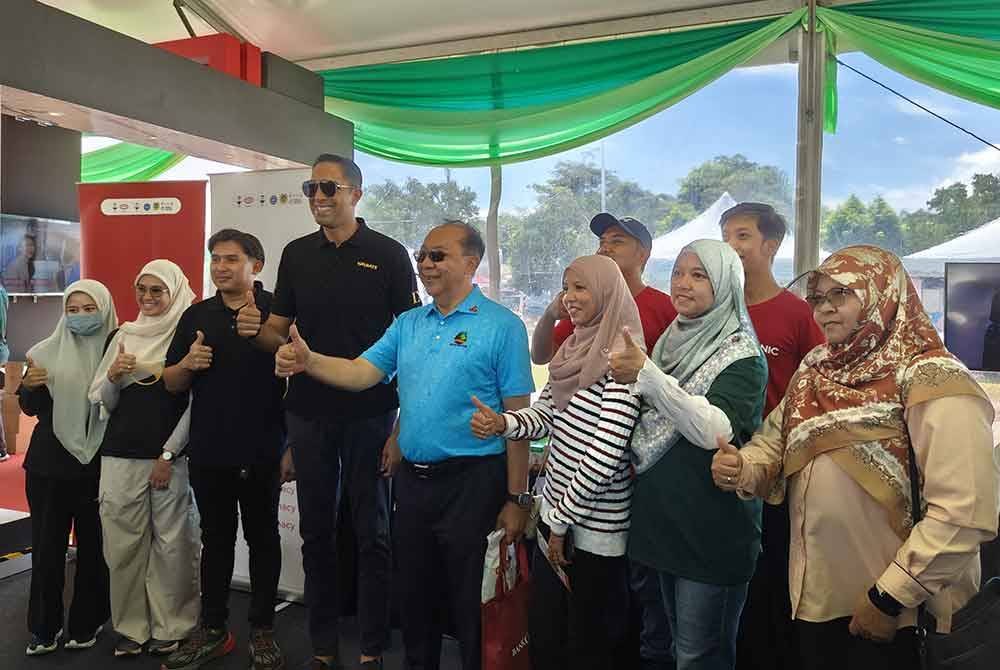 Mahmud (empat dari kanan) meninjau perjalanan program PKNS Pilih Karnival@Antara Gapi pada Sabtu.