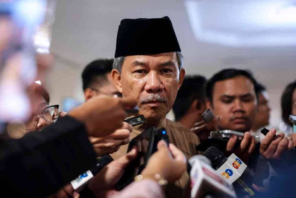 Mohamad Hasan ketika bertemu pengamal media selepas meluangkan masa dan beramah mesra dengan petugas media di Laman Media sempena Perhimpunan Agung UMNO 2024 di Pusat Dagangan Dunia (WTC) pada Sabtu. Foto Bernama