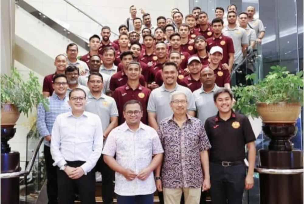 Amirudin (depan; dua dari kiri) bersama para pemain dan pengurusan Selangor FC. Foto Instagram Amirudin Shari.