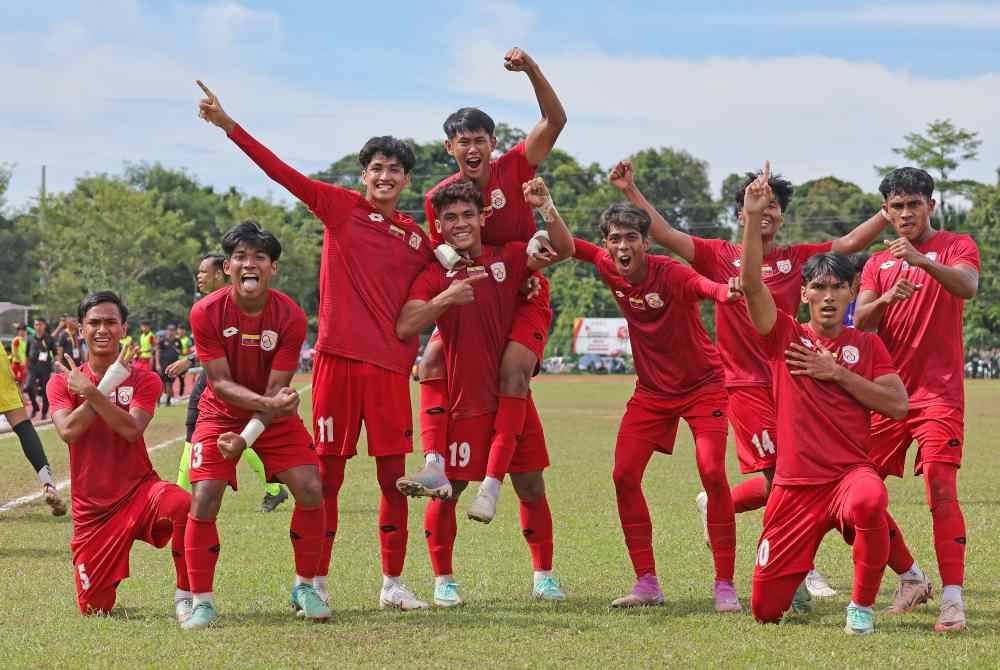 Pemain Wilayah Persekutuan Muhammad Harith Imran Hairee meraikan jaringan gol ketika menentang Melaka pada Perlawanan Akhir Bola Sepak Lelaki sempena Sukan Malaysia (Sukma) 2024 di Stadium Mukah pada Sabtu. Foto Bernama