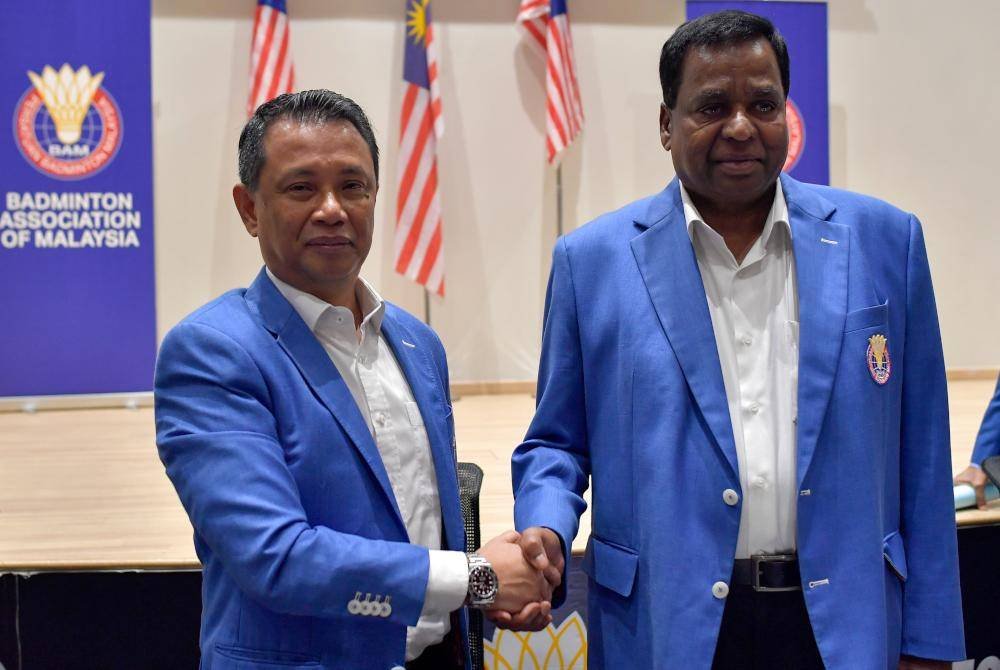 Mohamad Norza (kiri) bersalaman bersama Subramaniam yang akan memangku tugas sebagai pemangku presiden sehingga Mesyuarat Agung Tahunan BAM diadakan sekitar April tahun depan selepas Mesyuarat Majlis Persatuan Badminton Malaysia (BAM) di Akademi Badminton Malaysia, Bukit Kiara pada Sabtu. Foto Bernama