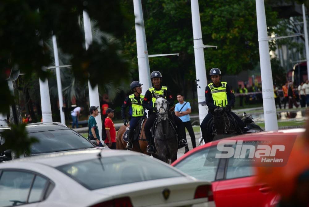 Unit berkuda dari Pasukan Simpanan Persekutuan (FRU) antara elemen digerakkan bagi memastikan suasana sekitar perlawanan akhir Piala FA 2024. Foto Sinar Harian/ ASRIL ASWANDI SHUKOR