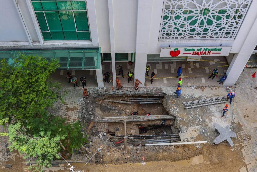 Anggota Jabatan Bomba dan Penyelamat Malaysia serta Angkatan Pertahanan Awam Malaysia giat meneruskan operasi mencari dan menyelamat (SAR) warga India yang menjadi mangsa insiden tanah jerlus di Jalan Masjid India. Foto Bernama