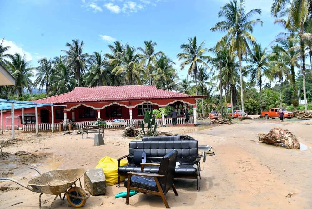 Keadaan rumah yang terjejas akibat kejadian kepala air petang Jumaat di Kampung Pasir, Ulu Slim, ketika tinjauan pada Sabtu. Foto Bernama