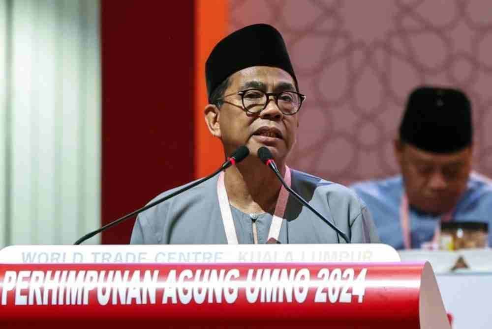 Khaled Nordin berucap pada sesi penggulungan Perhimpunan Agung UMNO 2024 di Dewan Merdeka hari ini. Foto Bernama