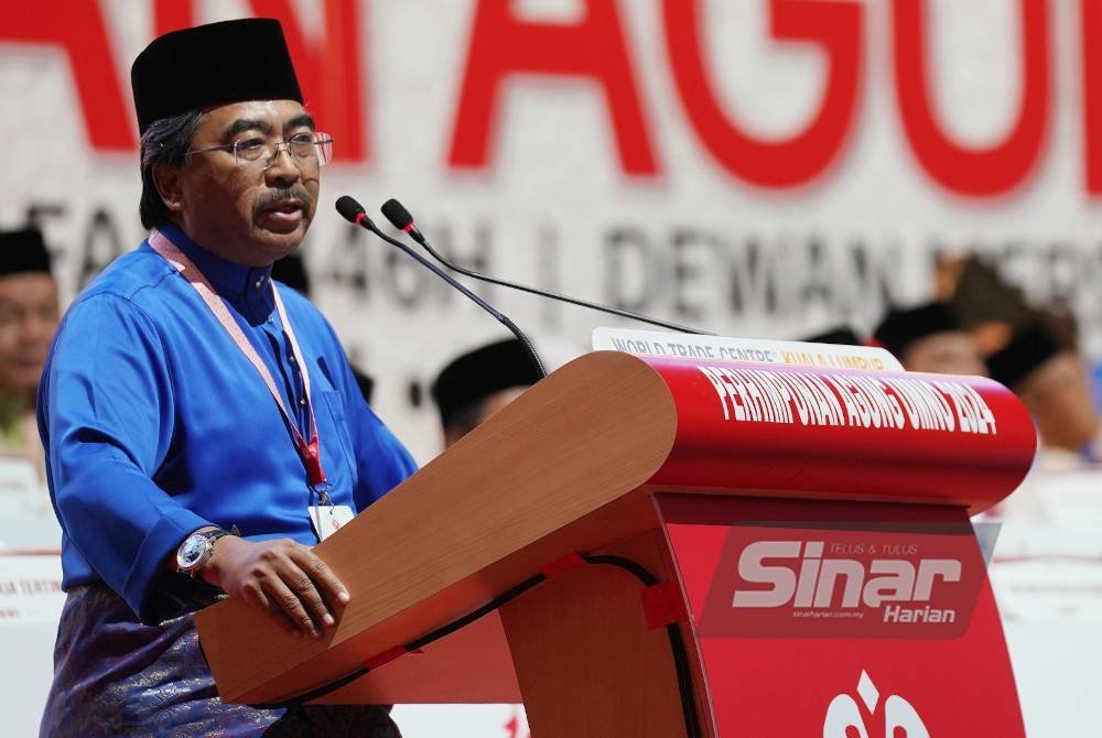 Naib Presiden UMNO, Datuk Seri Johari Abdul Ghani berucap sempena Perhimpunan Agung UMNO 2024 di Pusat Dagangan Dunia Kuala Lumpur (WTCKL), di sini pada Sabtu. Foto SINAR HARIAN-ROSLI TALIB