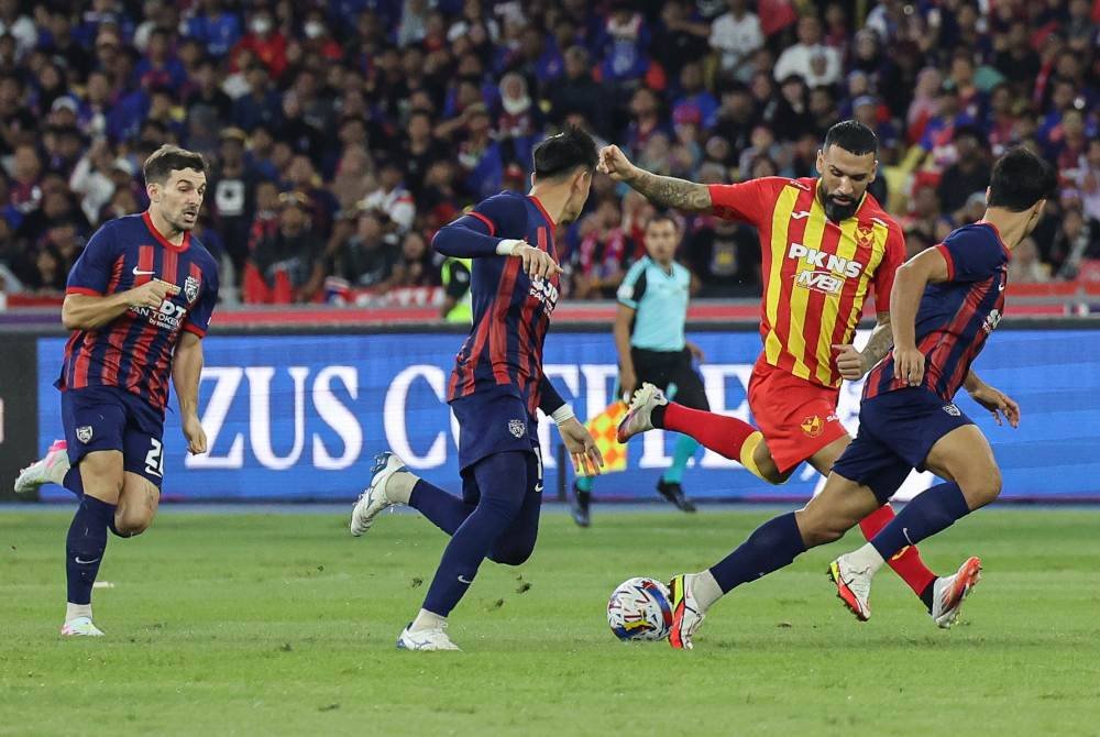 Pemain Selangor FC Ronnie Allan Fernandez Saez mengasak pemain Johor Darul Ta’zim (JDT) pada perlawanan akhir Piala Malaysia di Stadium Nasional Bukit Jalil pada Sabtu. Foto Bernama