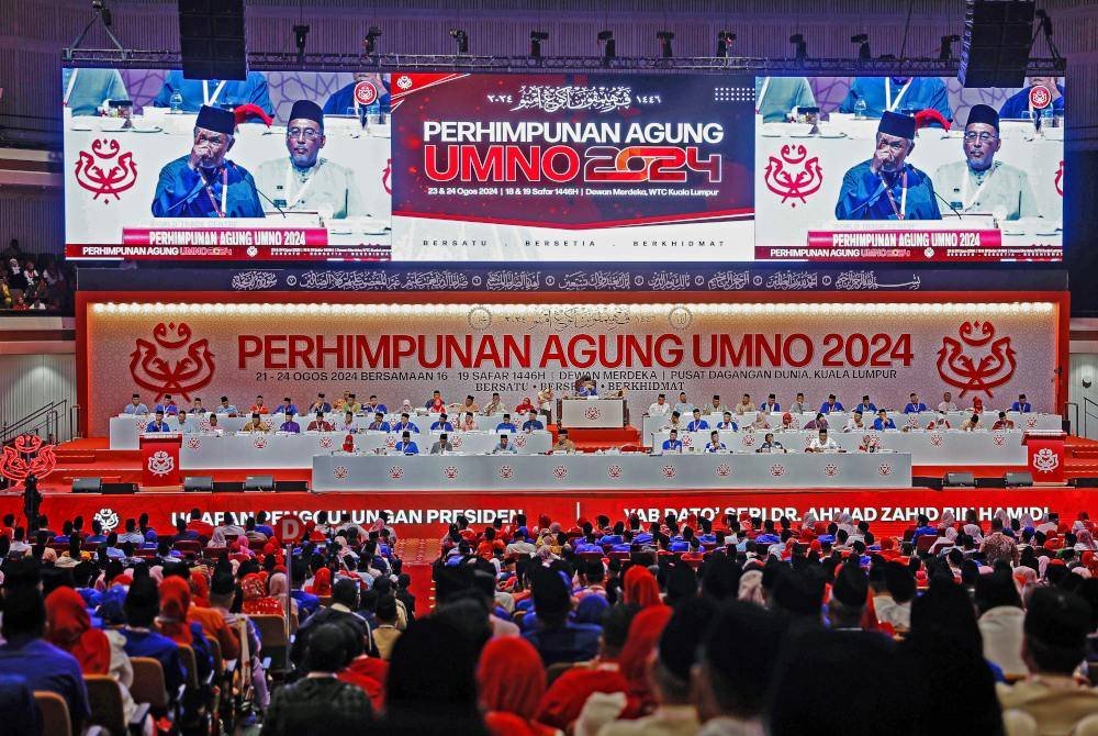 Presiden UMNO, Datuk Seri Dr Ahmad Zahid Hamidi menyampaikan ucapan penggulungan sempena Perhimpunan Agung UMNO 2024 di Pusat Dagangan Dunia Kuala Lumpur (WTCKL). Foto Bernama