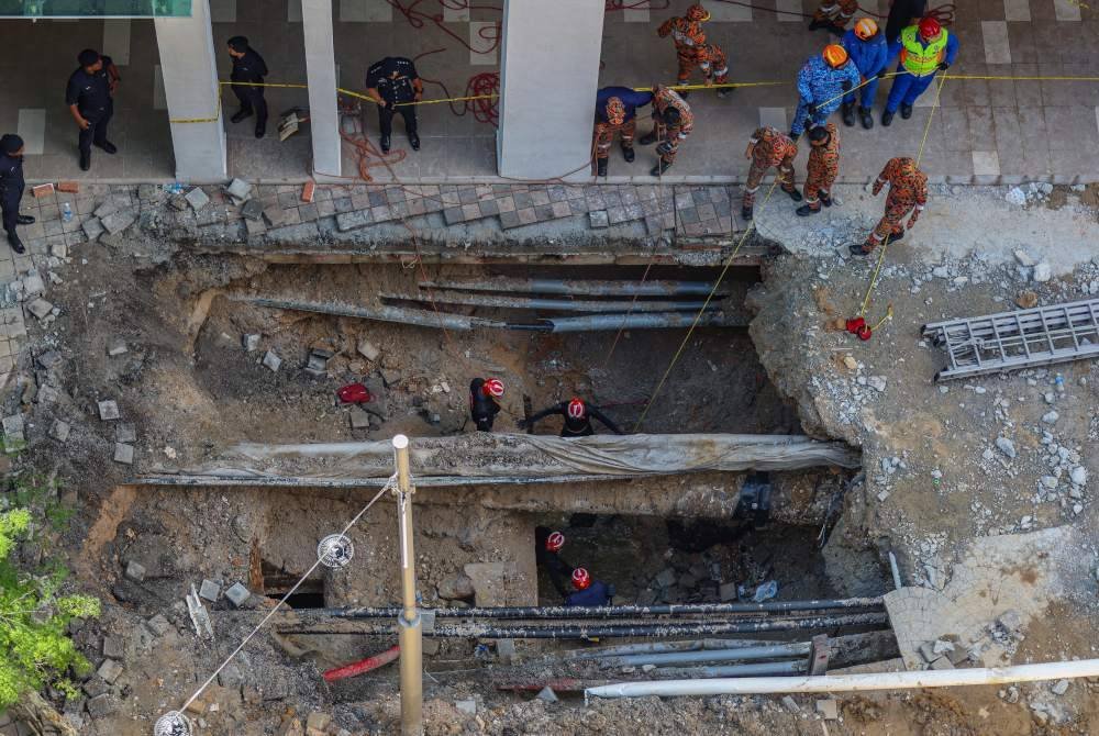 Anggota Jabatan Bomba dan Penyelamat Malaysia serta Angkatan Pertahanan Awam Malaysia giat meneruskan operasi mencari dan menyelamat (SAR) warga India yang menjadi mangsa insiden tanah jerlus di Jalan Masjid India. Foto Bernama