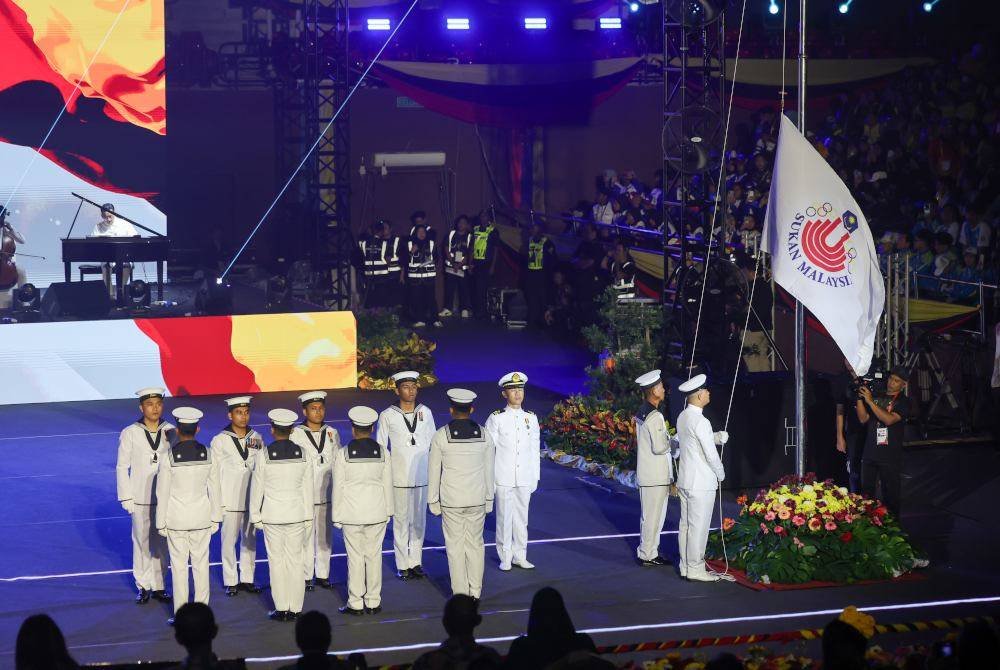 Upacara menurunkan Bendera Sukan Malaysia oleh pegawai dan anggota Tentera Laut Diraja Malaysia (TLDM) semasa Majlis Penutup Sukan Malaysia (Sukma) Sarawak 2024 di Stadium Perpaduan Petra Jaya pada Sabtu. Foto Bernama