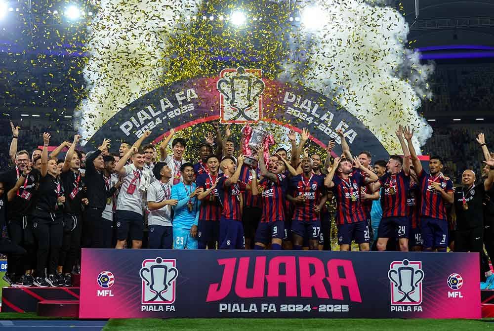 JULANG PIALA... Pasukan Johor Darul Ta&#039;zim meraikan kejayaan selepas berjaya menewaskan pasukan Selangor FC dengan keputusan 6-1 pada perlawanan akhir Piala FA di Stadium Nasional Bukit Jalil pada Sabtu. Foto Bernama