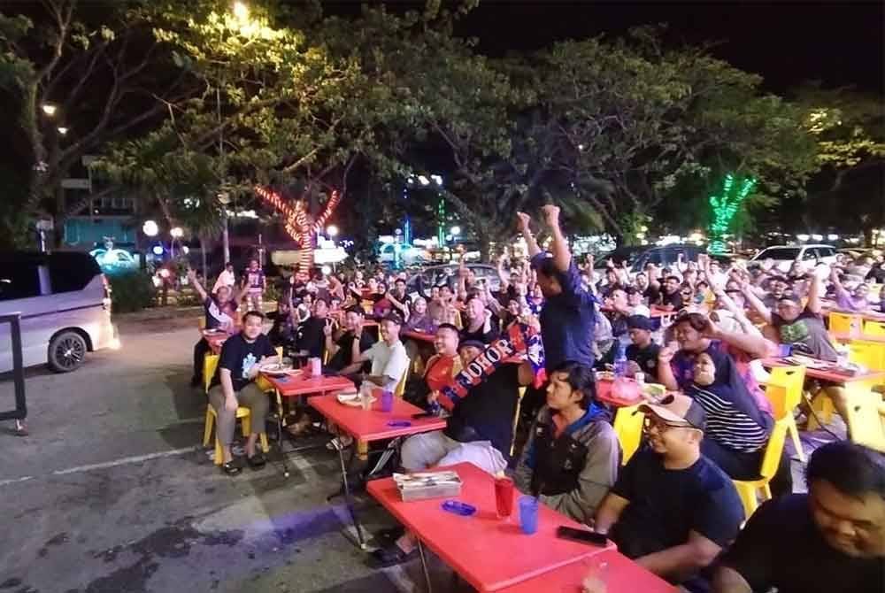 Sebahagian penyokong JDT, meraikan kemenangan skuad Harimau Selatan itu pada Sabtu.