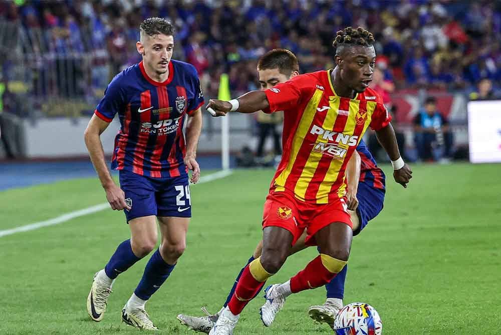 Pemain Selangor FC Alexander Agyarkwa Ameyaw mengasak pemain Johor Darul Ta’zim (JDT) pada perlawanan akhir Piala FA di Stadium Nasional Bukit Jalil pada Sabtu. Foto Bernama