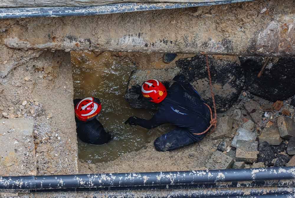 Anggota Jabatan Bomba dan Penyelamat Malaysia giat meneruskan operasi mencari dan menyelamat (SAR) warga India yang menjadi mangsa insiden tanah jerlus di Jalan Masjid India. Foto Bernama