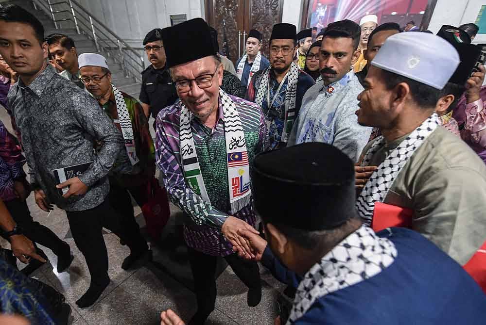 Perdana Menteri Datuk Seri Anwar Ibrahim bersalaman dengan tetamu yang hadir pada Perasmian Muktamar Masjid SeMalaysia Untuk Al-Aqsa dan Palestin sempena Sambutan Hari Masjid Sedunia 1446H/2024M di Masjid Wilayah Persekutuan pada Ahad. Foto Bernama