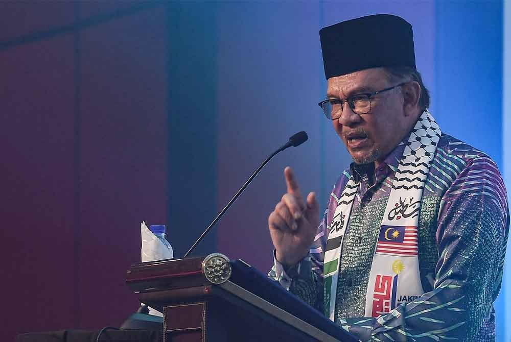 Perdana Menteri Datuk Seri Anwar Ibrahim berucap pada Perasmian Muktamar Masjid SeMalaysia Untuk Al-Aqsa dan Palestin sempena Sambutan Hari Masjid Sedunia 1446H/2024M di Masjid Wilayah Persekutuan pada Ahad. Foto Bernama