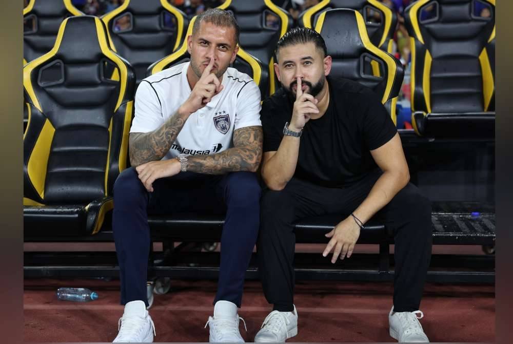 Tunku Ismail berkenan bergambar bersama pemain JDT, Junior Eldstal selepas pasukan Johor Darul Ta'zim menjuarai Piala FA di Stadium Nasional Bukit Jalil. Foto Bernama