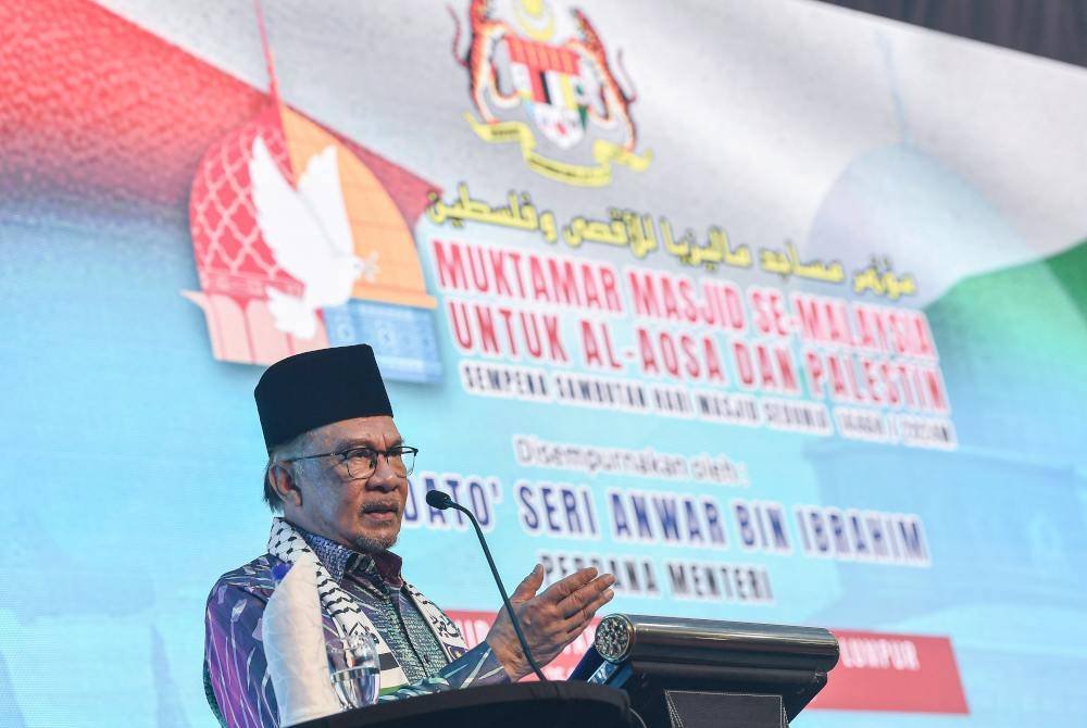 Perdana Menteri Datuk Seri Anwar Ibrahim berucap pada Perasmian Muktamar Masjid SeMalaysia Untuk Al-Aqsa dan Palestin sempena Sambutan Hari Masjid Sedunia 1446H/2024M di Masjid Wilayah Persekutuan pada Ahad. Foto Bernama